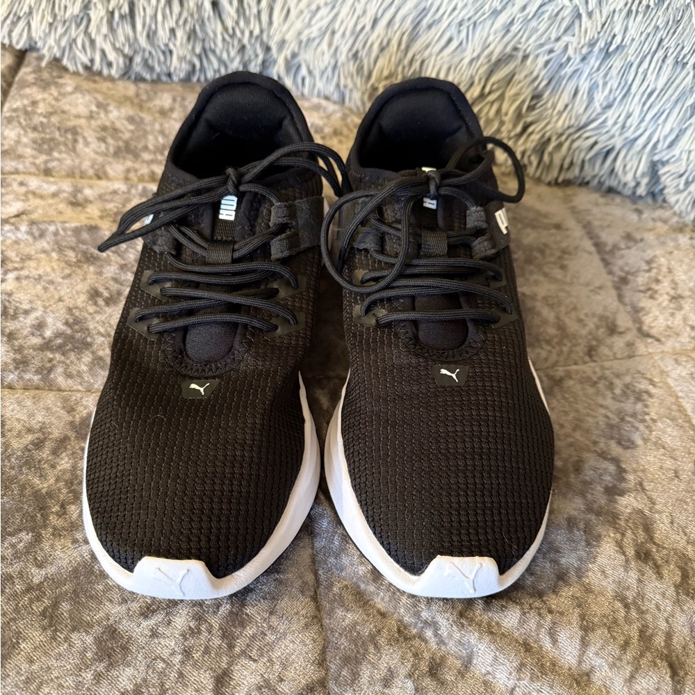 Women’s Puma sneakers- excellent condition-size 8